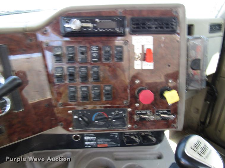 image for item DF8078 2005 International 9900i semi truck