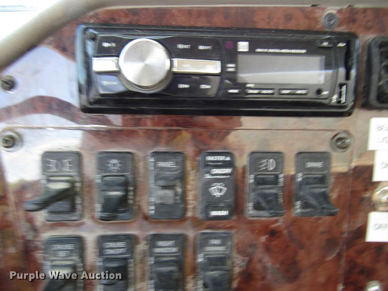 image for item DF8078 2005 International 9900i semi truck