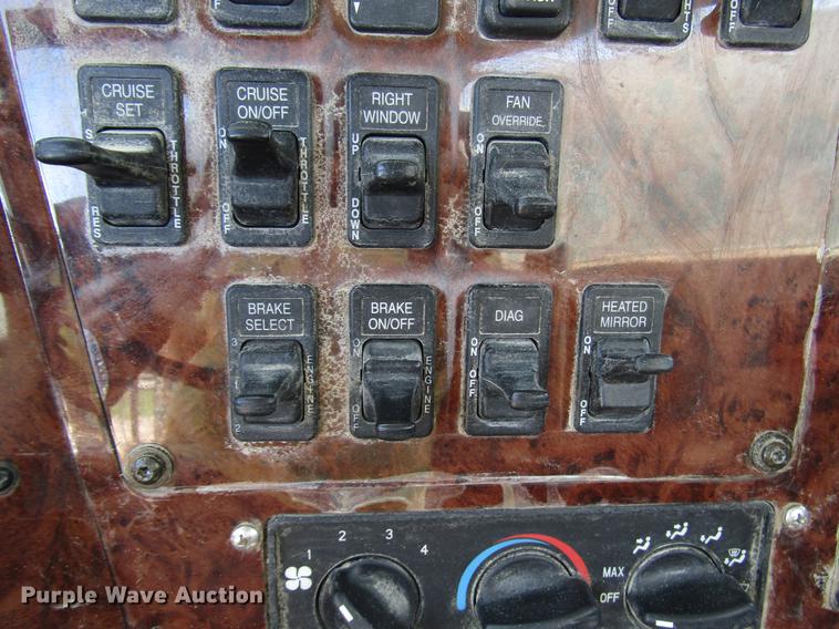 image for item DF8078 2005 International 9900i semi truck