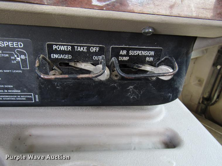 image for item DF8078 2005 International 9900i semi truck