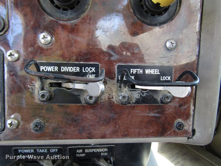 image for item DF8078 2005 International 9900i semi truck