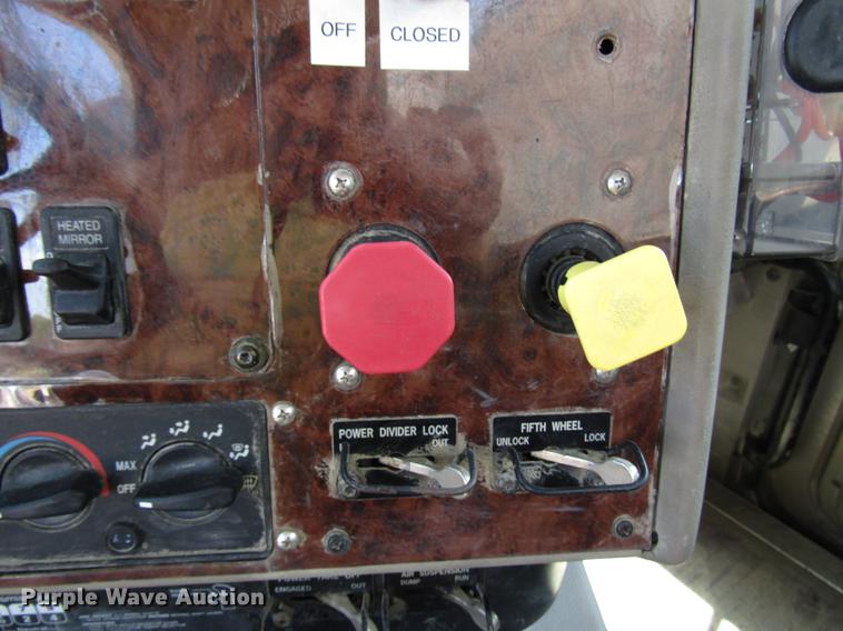 image for item DF8078 2005 International 9900i semi truck