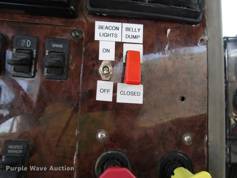 image for item DF8078 2005 International 9900i semi truck