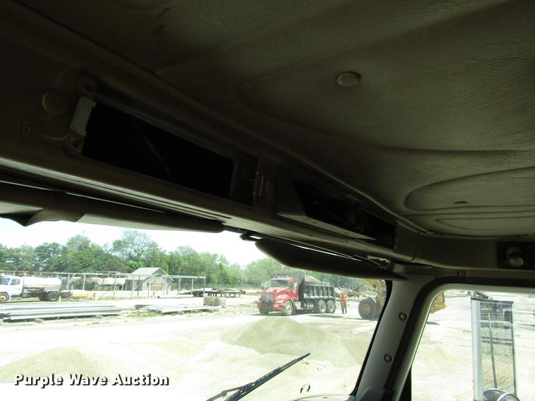 image for item DF8078 2005 International 9900i semi truck