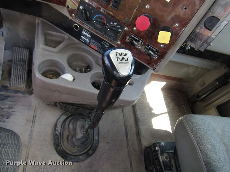 image for item DF8078 2005 International 9900i semi truck