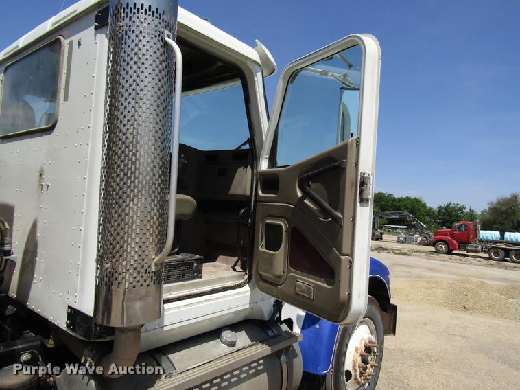 image for item DF8078 2005 International 9900i semi truck