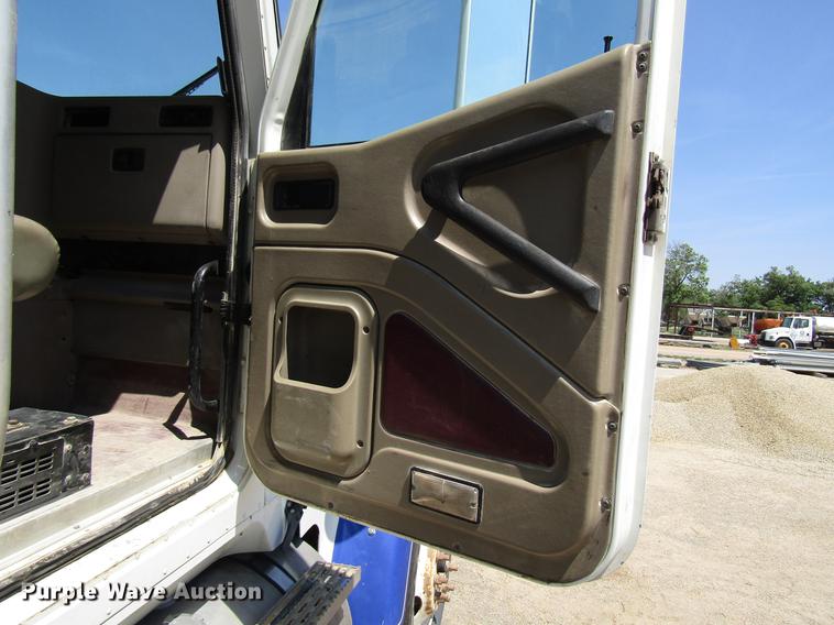 image for item DF8078 2005 International 9900i semi truck