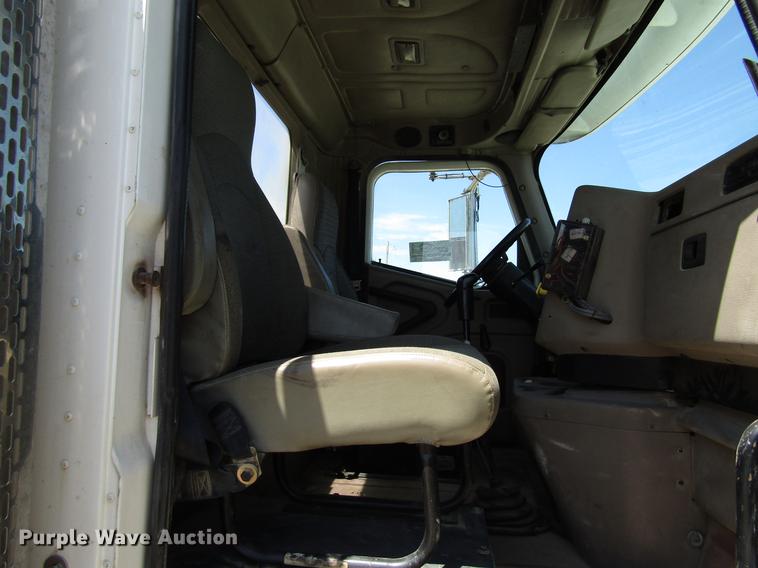 image for item DF8078 2005 International 9900i semi truck