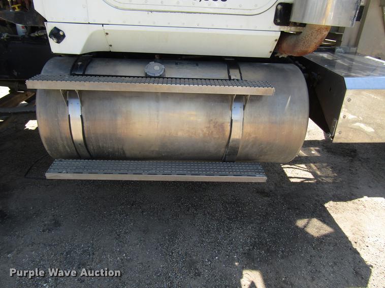 image for item DF8078 2005 International 9900i semi truck