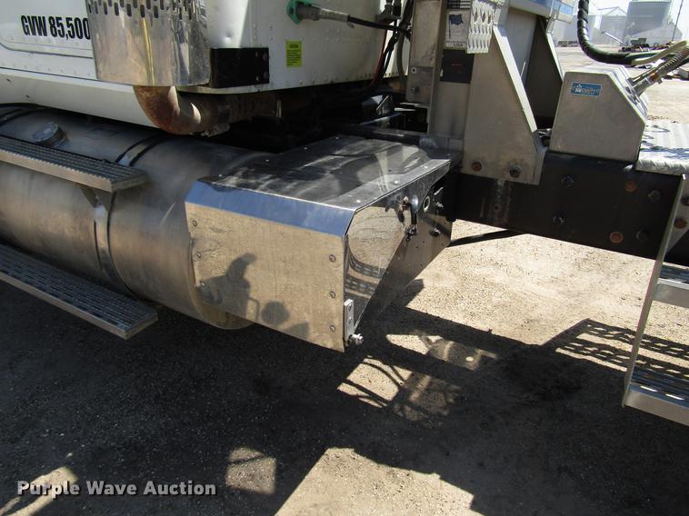 image for item DF8078 2005 International 9900i semi truck