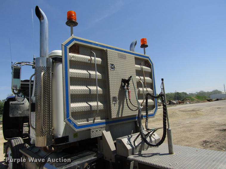 image for item DF8078 2005 International 9900i semi truck