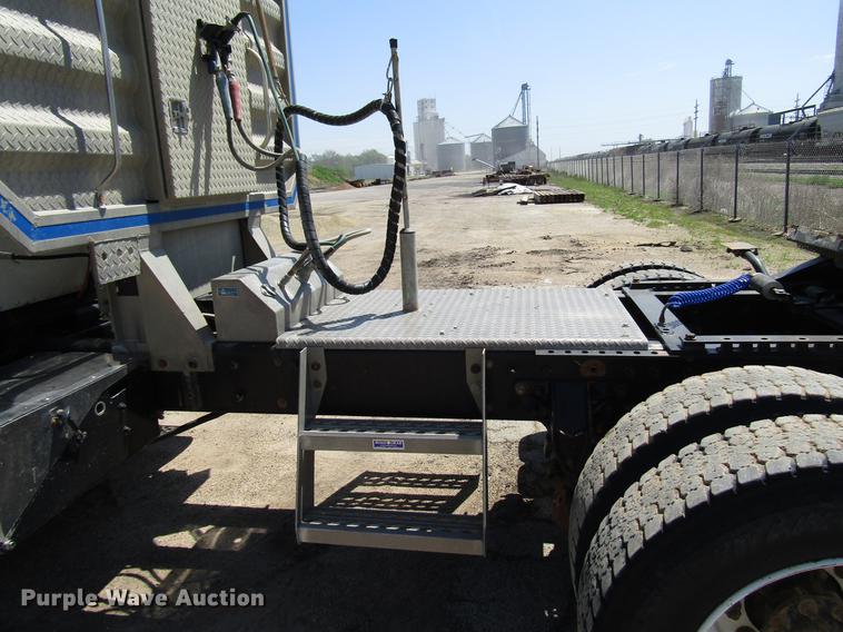 image for item DF8078 2005 International 9900i semi truck