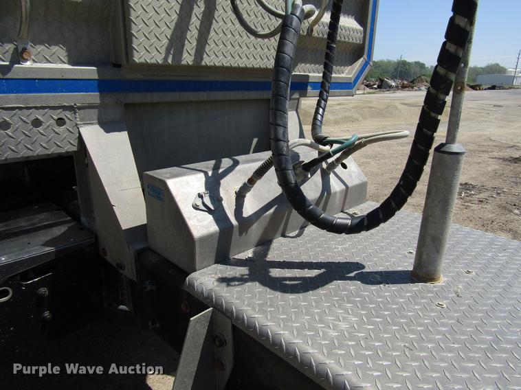 image for item DF8078 2005 International 9900i semi truck