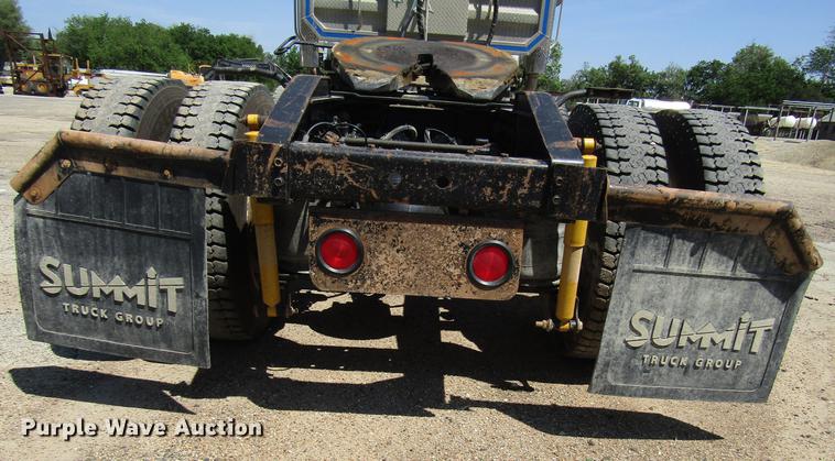 image for item DF8078 2005 International 9900i semi truck