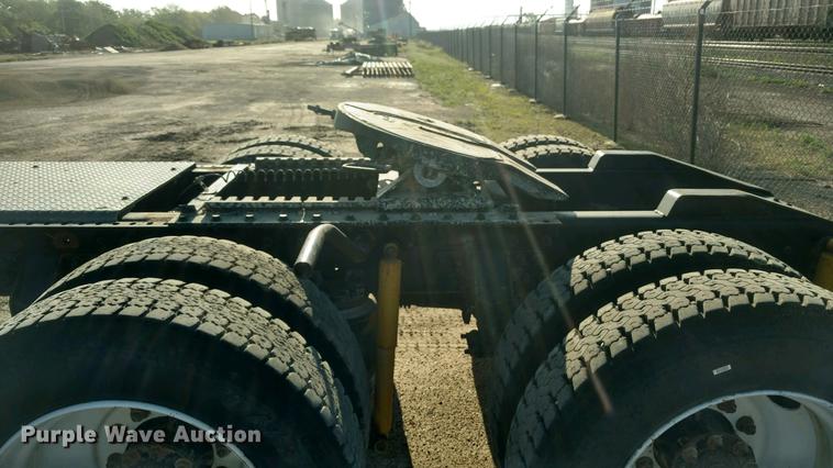 image for item DF8078 2005 International 9900i semi truck