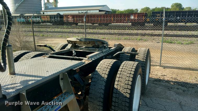 image for item DF8078 2005 International 9900i semi truck