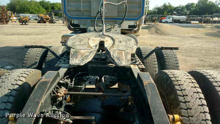 image for item DF8078 2005 International 9900i semi truck