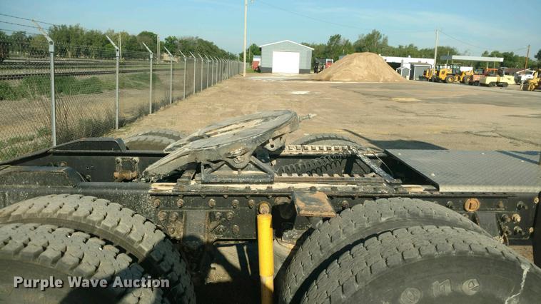 image for item DF8078 2005 International 9900i semi truck