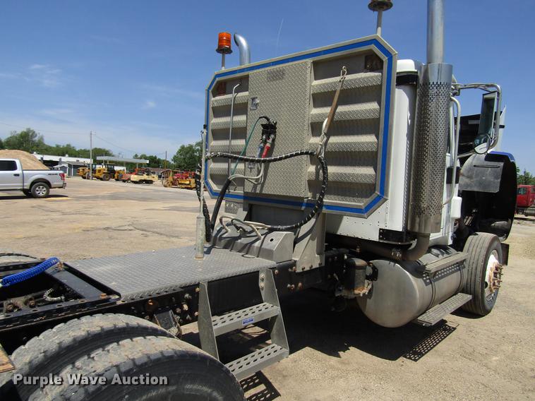 image for item DF8078 2005 International 9900i semi truck