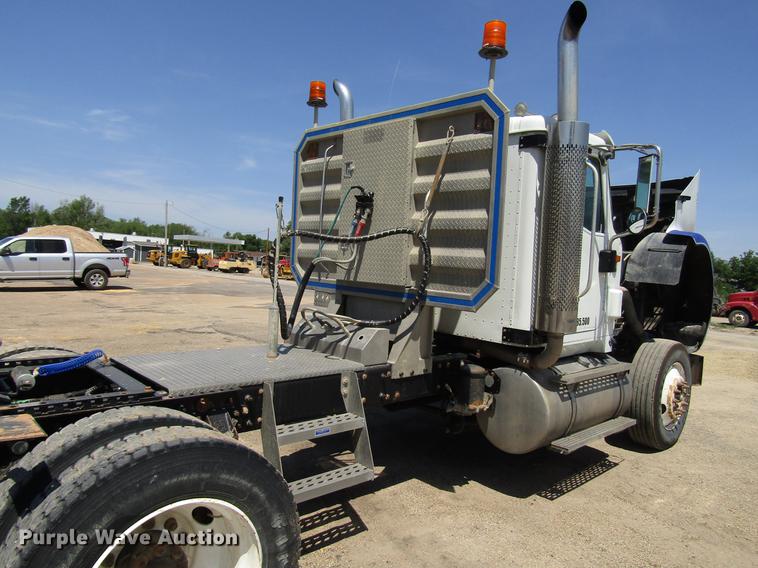 image for item DF8078 2005 International 9900i semi truck