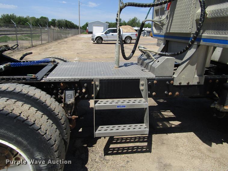 image for item DF8078 2005 International 9900i semi truck