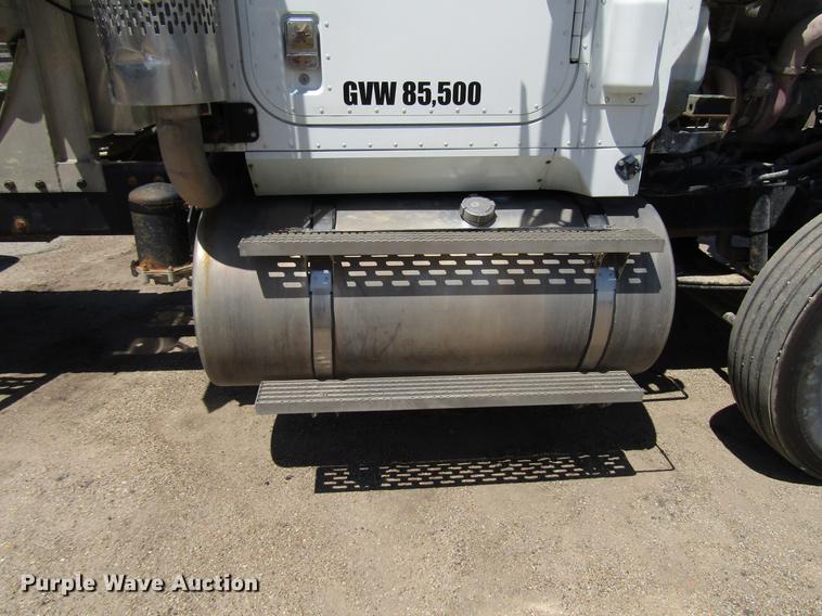 image for item DF8078 2005 International 9900i semi truck