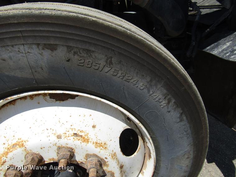 image for item DF8078 2005 International 9900i semi truck