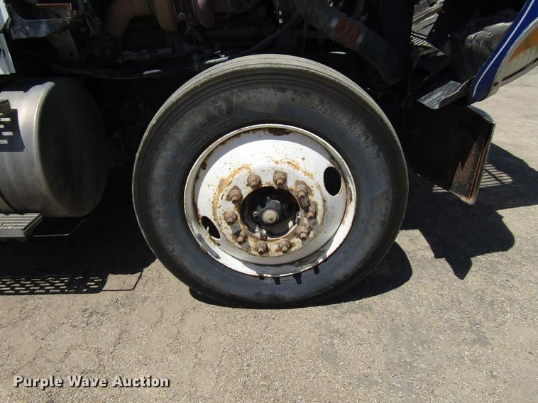 image for item DF8078 2005 International 9900i semi truck