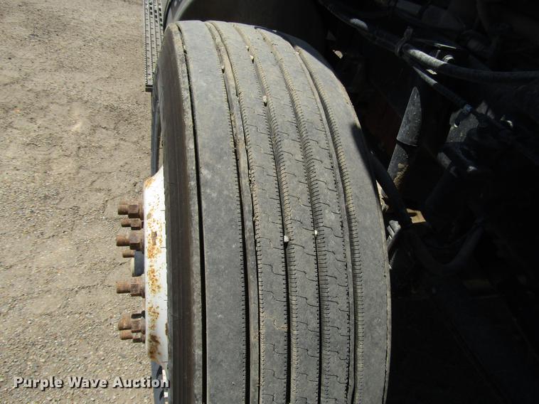 image for item DF8078 2005 International 9900i semi truck