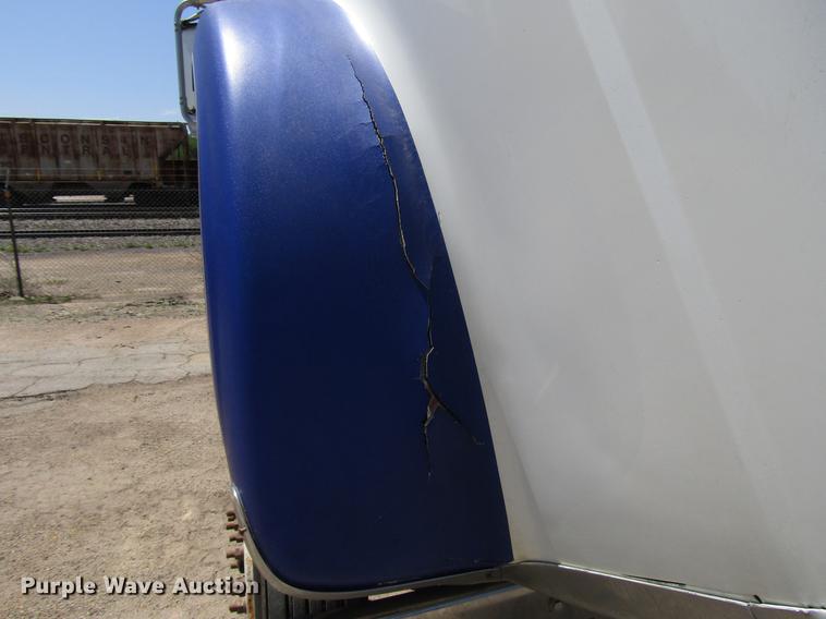 image for item DF8078 2005 International 9900i semi truck