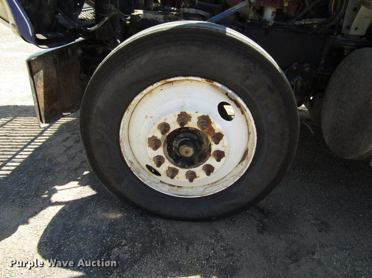 image for item DF8078 2005 International 9900i semi truck