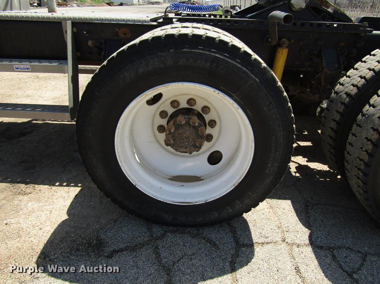 image for item DF8078 2005 International 9900i semi truck