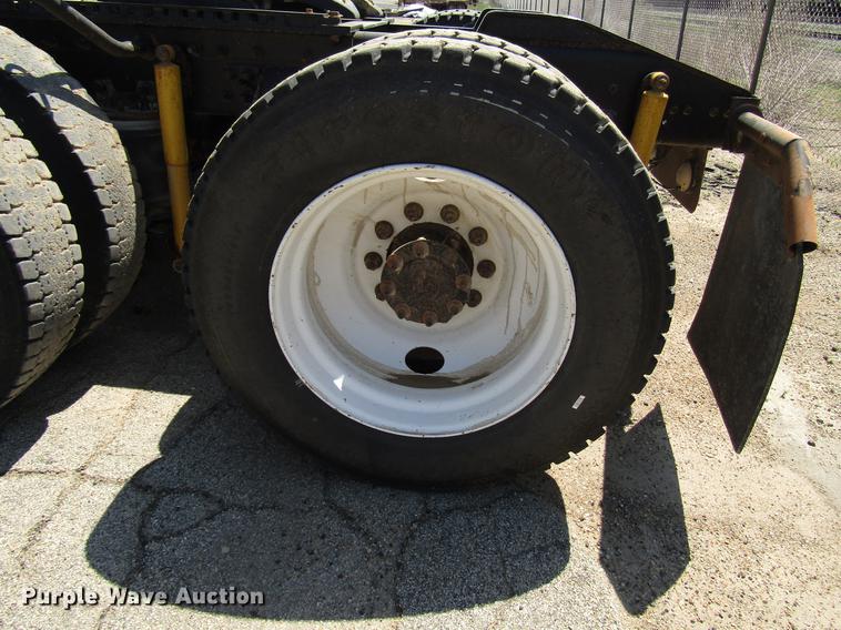 image for item DF8078 2005 International 9900i semi truck