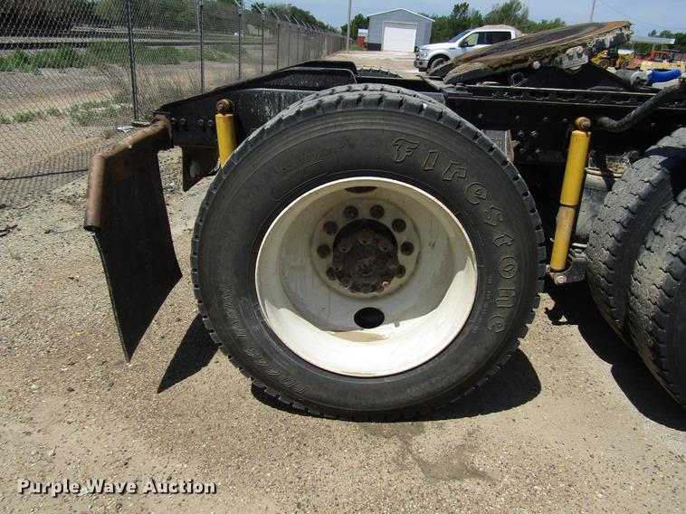 image for item DF8078 2005 International 9900i semi truck