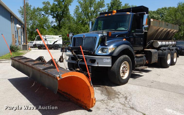 image for item DG1095 2003 International 7400 spreader truck