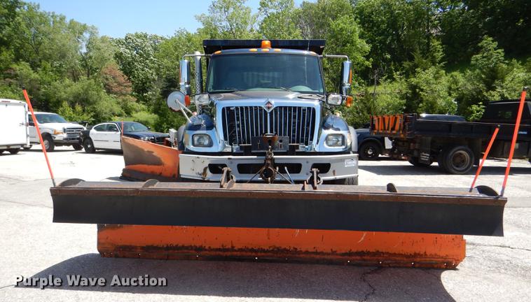 image for item DG1095 2003 International 7400 spreader truck