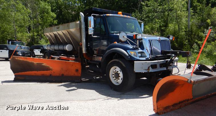 image for item DG1095 2003 International 7400 spreader truck