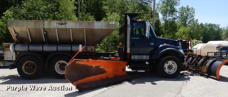 image for item DG1095 2003 International 7400 spreader truck