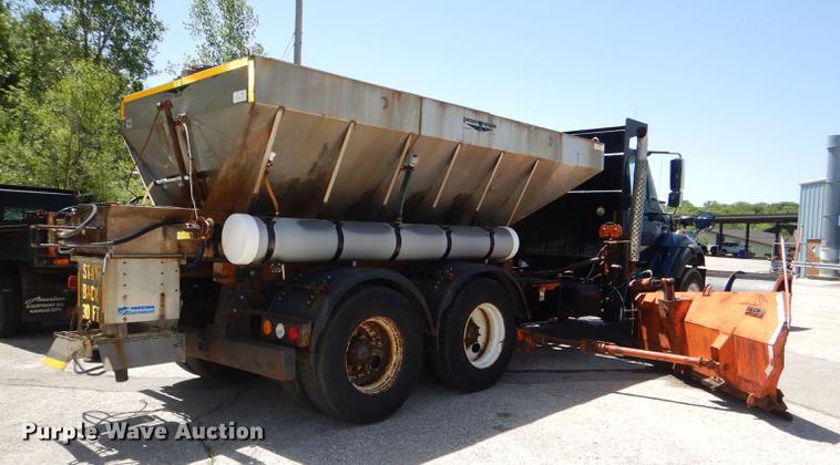 image for item DG1095 2003 International 7400 spreader truck