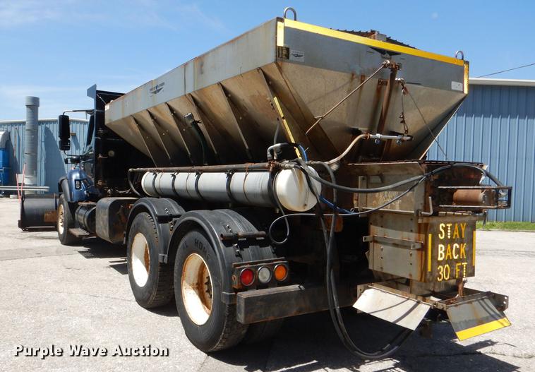 image for item DG1095 2003 International 7400 spreader truck