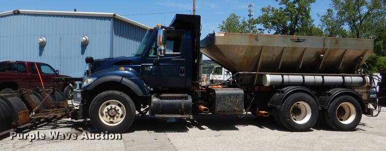 image for item DG1095 2003 International 7400 spreader truck