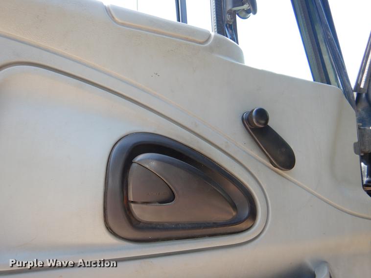 image for item DG1095 2003 International 7400 spreader truck