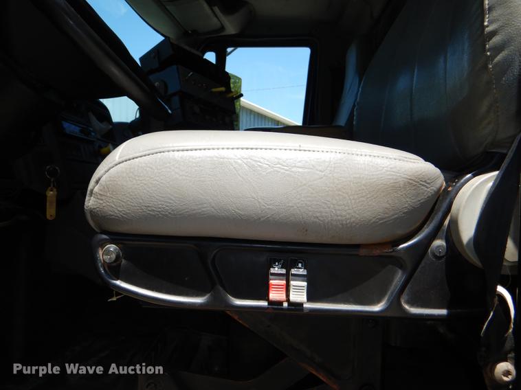 image for item DG1095 2003 International 7400 spreader truck