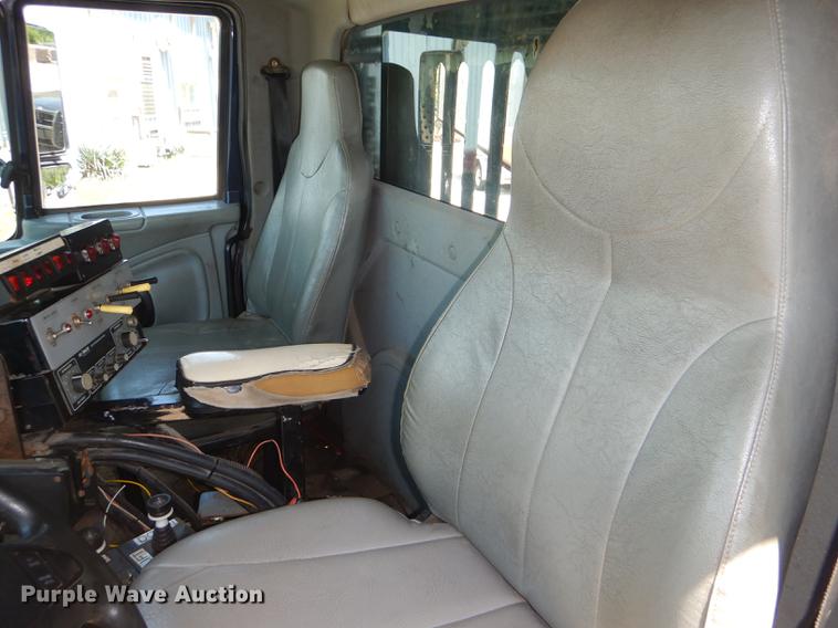 image for item DG1095 2003 International 7400 spreader truck