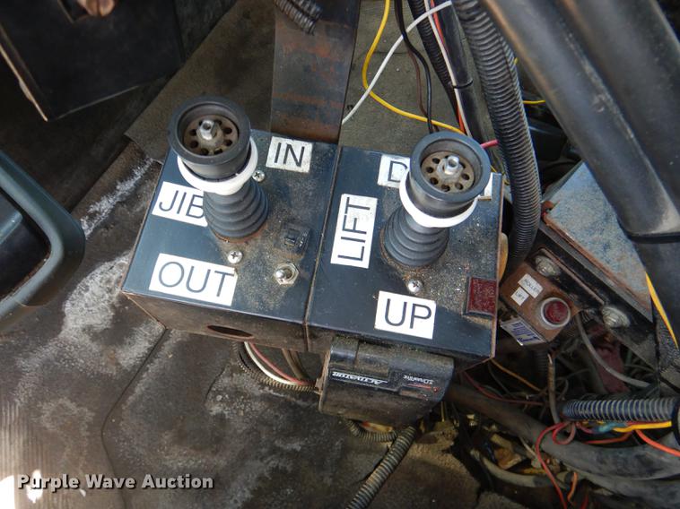 image for item DG1095 2003 International 7400 spreader truck