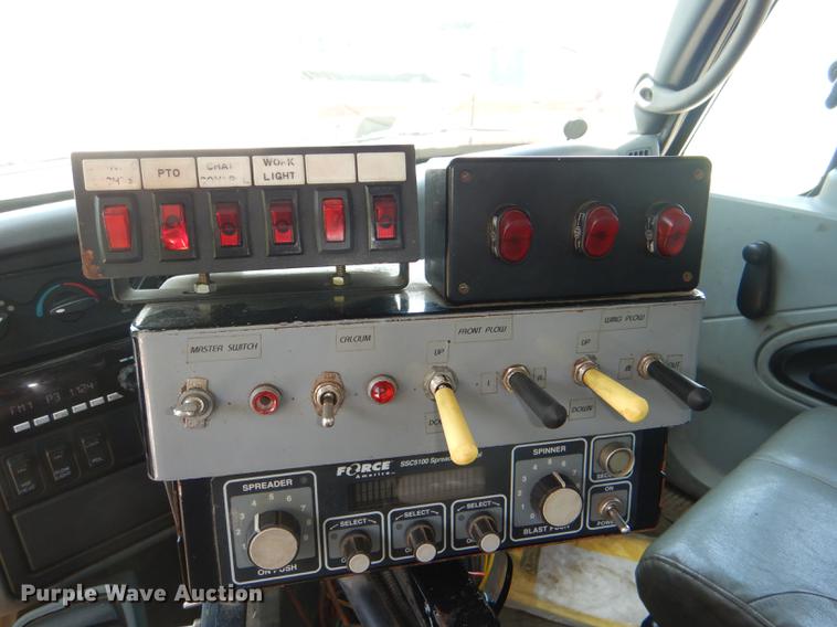 image for item DG1095 2003 International 7400 spreader truck