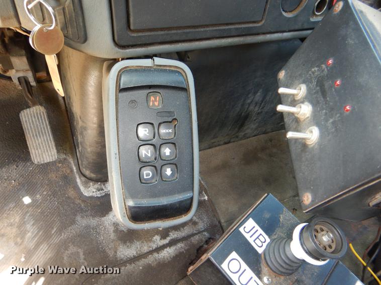 image for item DG1095 2003 International 7400 spreader truck