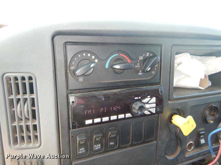 image for item DG1095 2003 International 7400 spreader truck