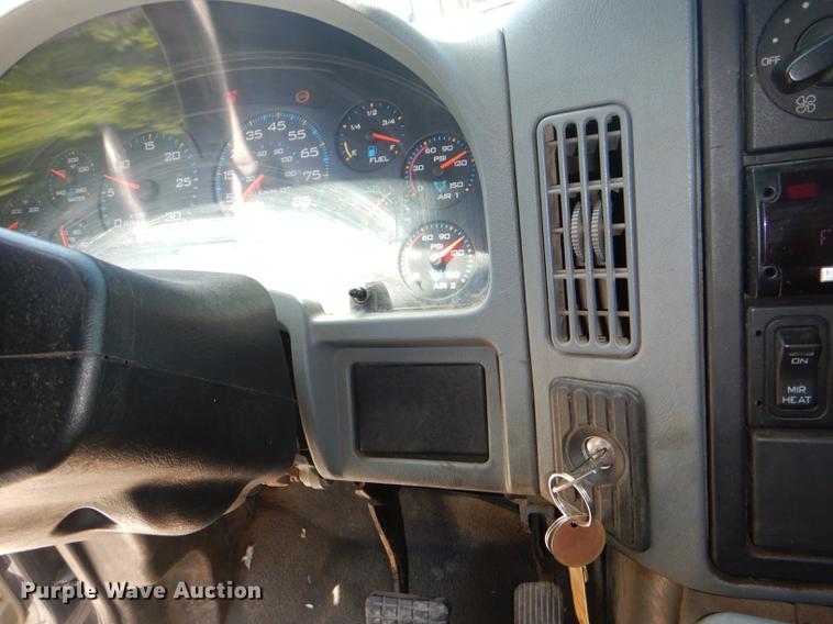 image for item DG1095 2003 International 7400 spreader truck