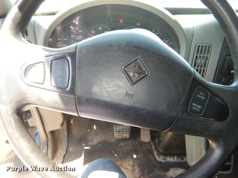 image for item DG1095 2003 International 7400 spreader truck